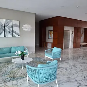 - 1400 Sq. Ft. Apartamento